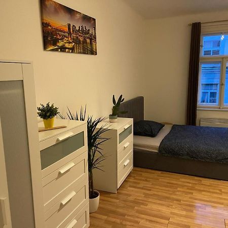 Sunlit Apartment Close To City Center Praha Bagian luar foto