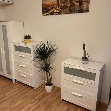 Sunlit Apartment Close To City Center Praha Bagian luar foto
