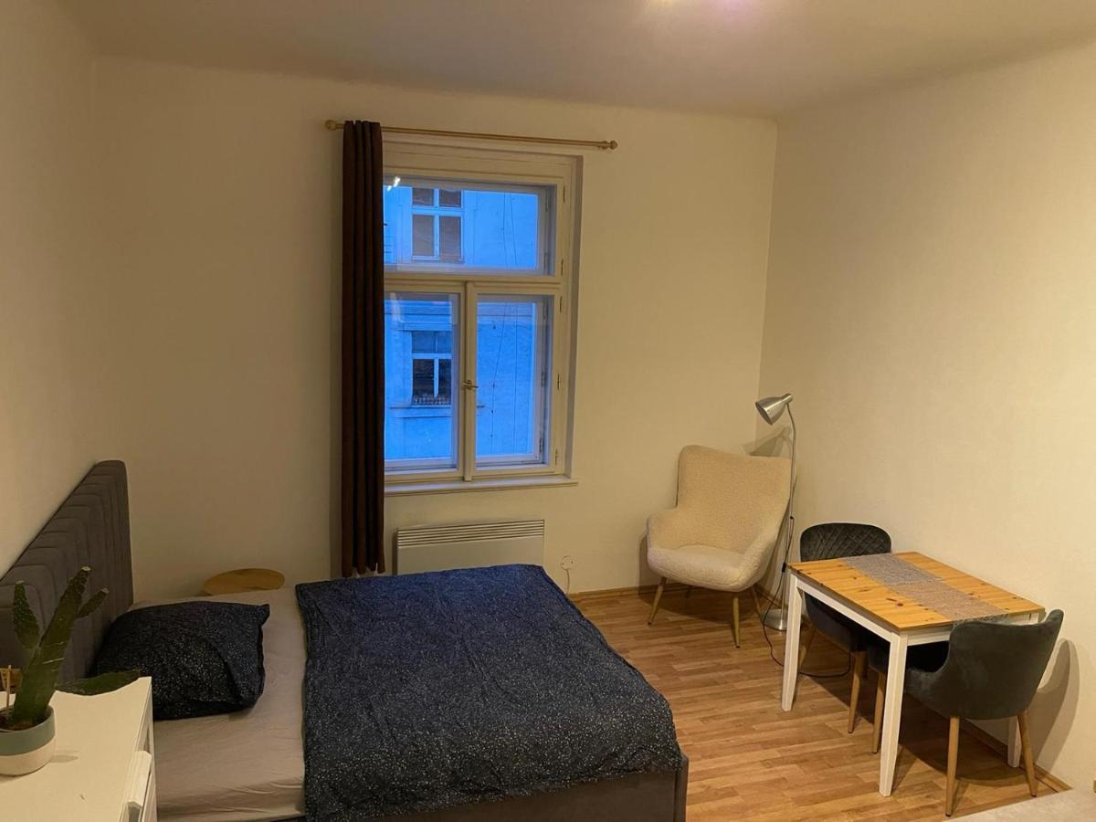 Sunlit Apartment Close To City Center Praha Bagian luar foto