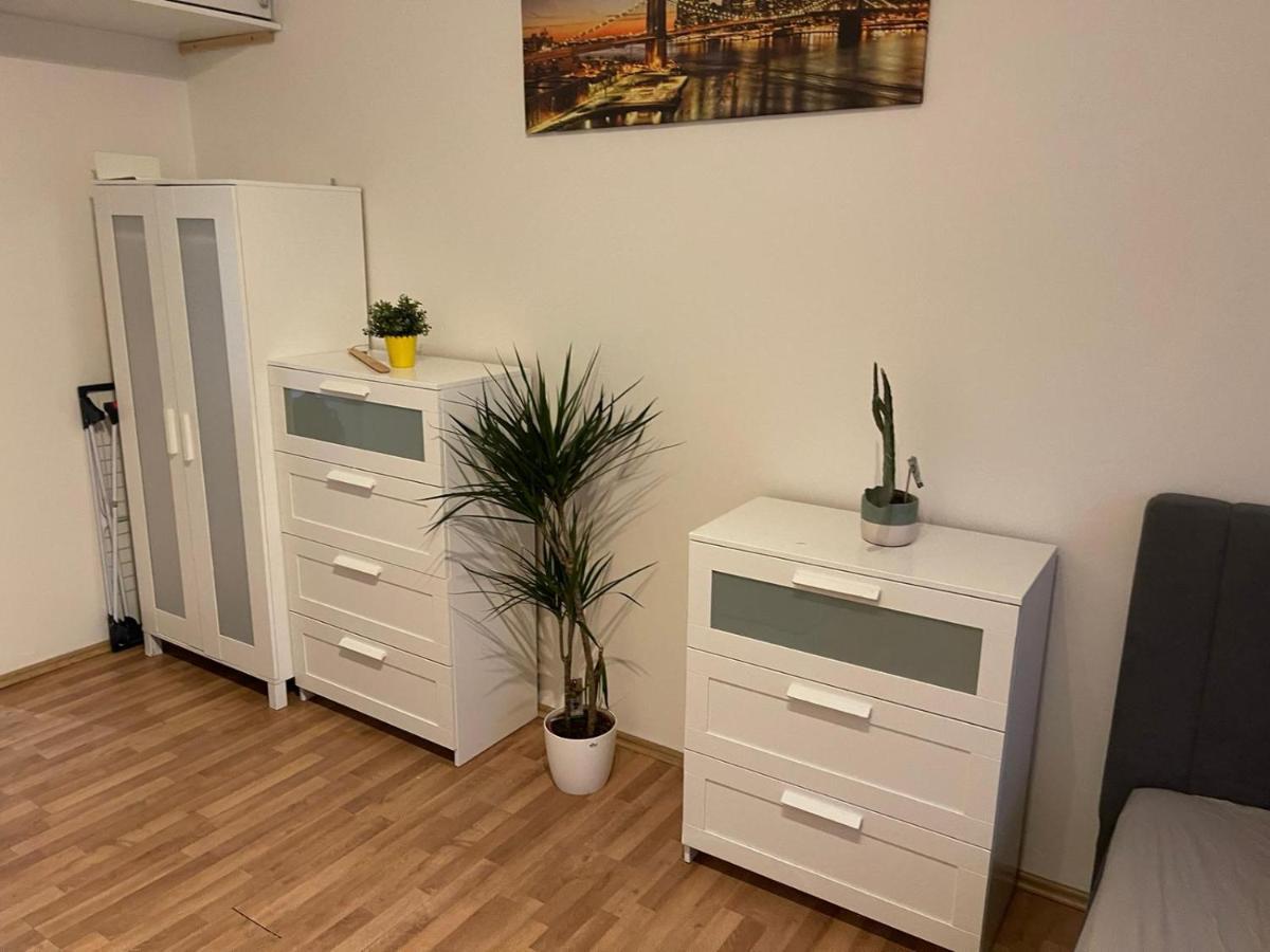 Sunlit Apartment Close To City Center Praha Bagian luar foto
